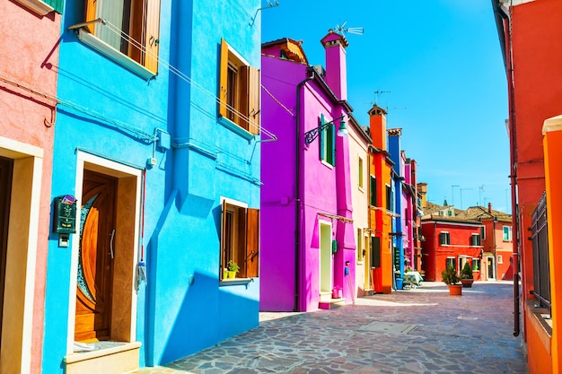 Coloridas casas en la isla de Burano, Venecia, Italia