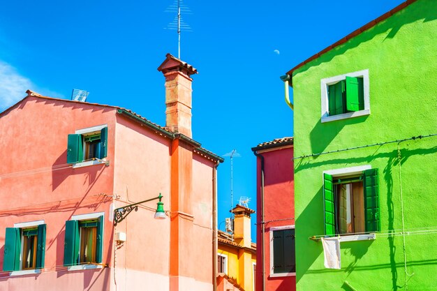 Foto coloridas casas en la isla de burano, venecia, italia