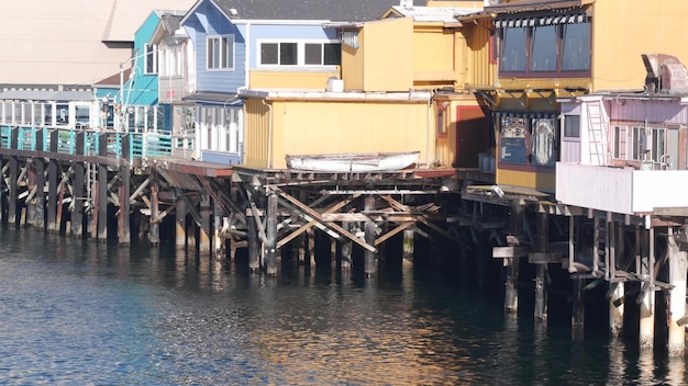 Coloridas casas de madera sobre pilotes o pilares old fishermans wharf monterey bay