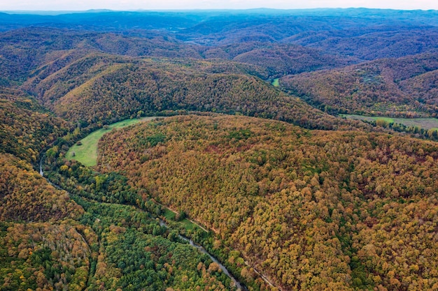 Coloridas colinas de montaña de otoño y gran curva del río Veleka en la montaña Strandja Bulgaria