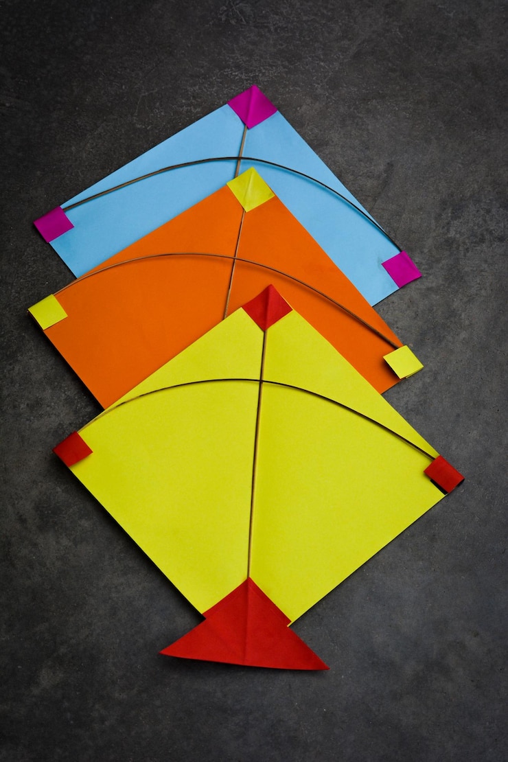 Foto coloridas cometas de papel indias concepto del festival makar sankranti