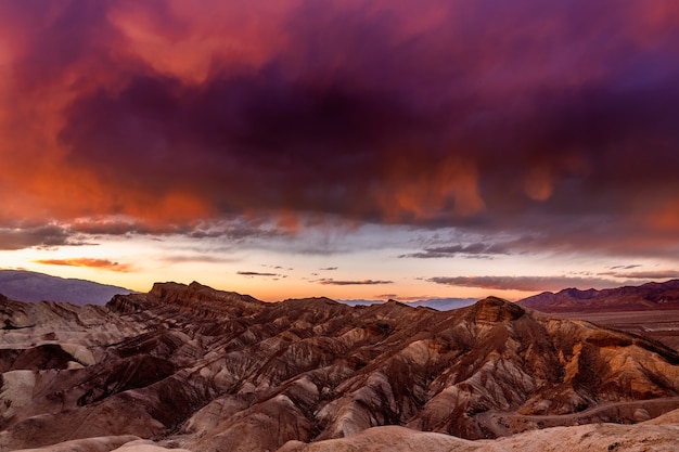 Foto las coloridas crestas de zabriskie point al atardecer el parque nacional valle de la muerte, california, ee.