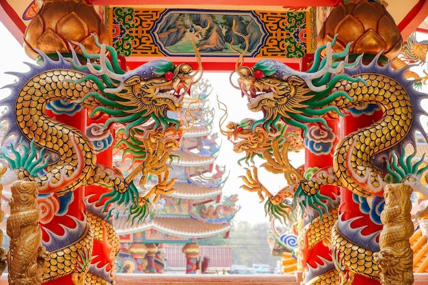 Coloridas estatuas de dragones chinos envueltas alrededor de los pilares Hermosas estatuas de dragones talladas alrededor de los pilares del templo en el Santuario Najasa Taiji