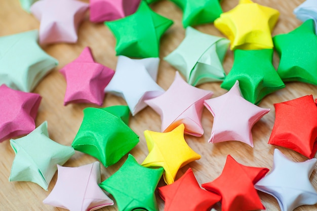 Coloridas estrellas de origami de la suerte. De cerca