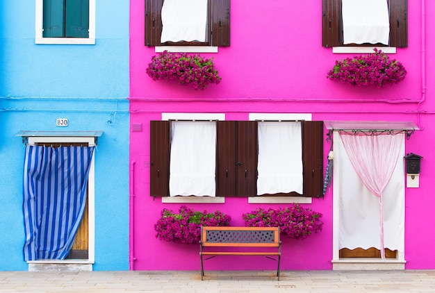 Foto coloridas fachadas de casas arquitectura mediterránea