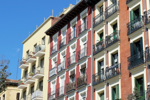 Coloridas fachadas de edificios residenciales en el centro antiguo del distrito de Lavapiés de Madrid España