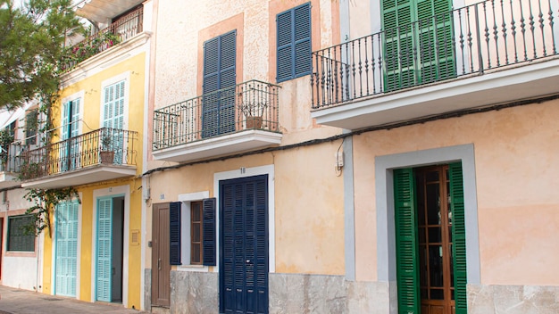 Coloridas fachadas de un pequeño y tranquilo pueblo de Mallorca