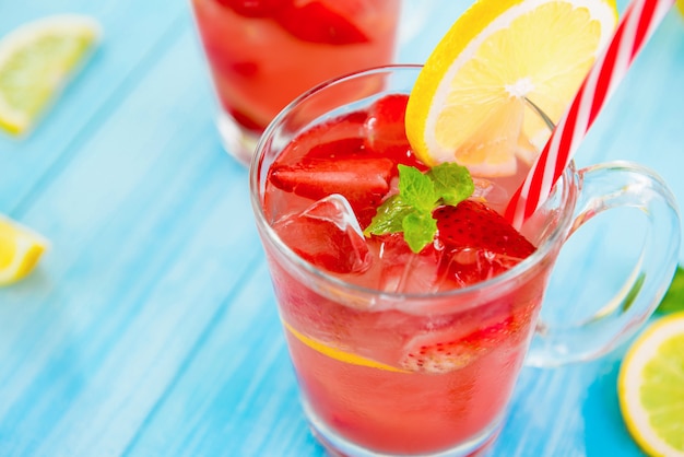 Foto coloridas fresas refrescantes para el verano.