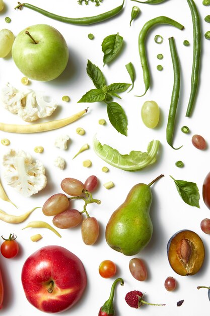 Coloridas frutas y verduras aisladas en blanco, alimentos para la dieta y alimentos saludables