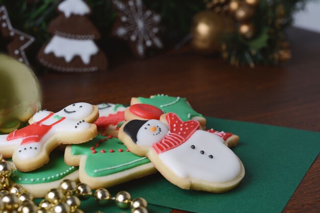 Coloridas galletas de Navidad con decoración festiva