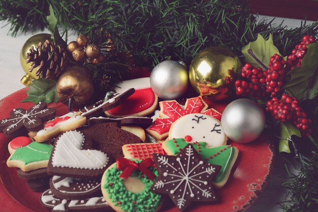 Coloridas galletas navideñas con decoración festiva.