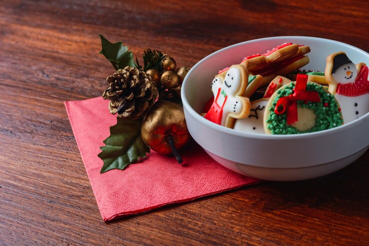 Foto coloridas galletas navideñas con decoración festiva