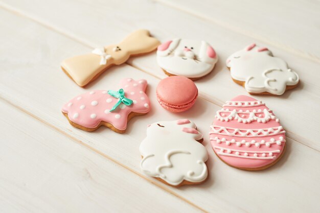 Coloridas galletas de pascua y macaron rosa