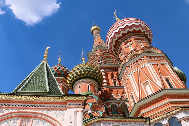 Foto las coloridas y hermosas cúpulas de la catedral de san basilio en la plaza roja de moscú, rusia