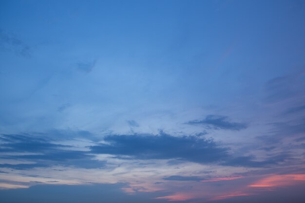 Coloridas imágenes del cielo y las nubes durante la noche.