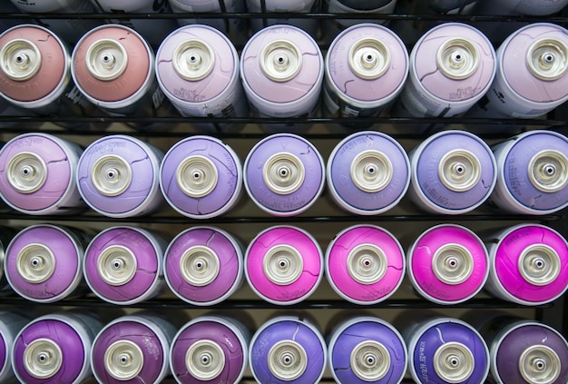 Coloridas latas de pintura