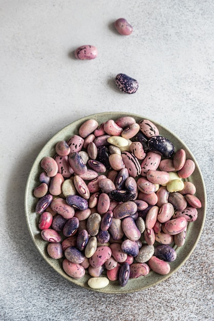 Coloridas legumbres en placa de cerámica Sustitución de productos cárnicos ricos en proteínas