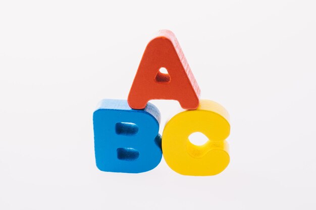 Foto las coloridas letras abc del alfabeto hechas de madera