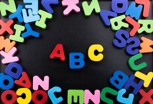 Coloridas letras ABC hechas de madera.