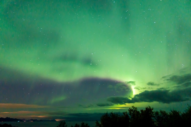 Coloridas luces del norte en el cielo