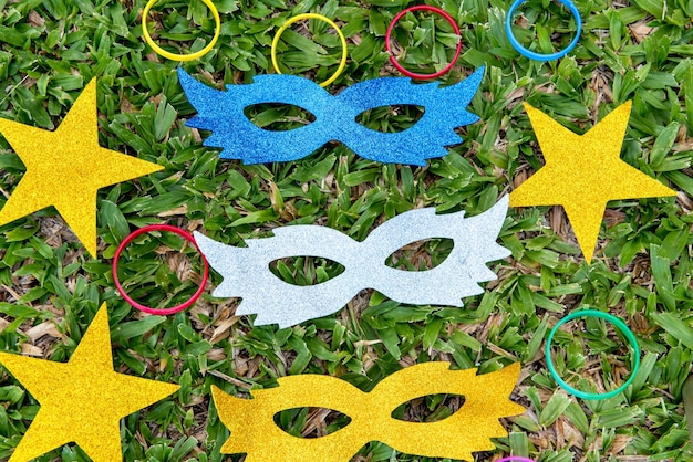 Coloridas máscaras y pulseras de carnaval Fiesta de carnaval brasileña