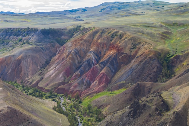 Coloridas montañas en Altay