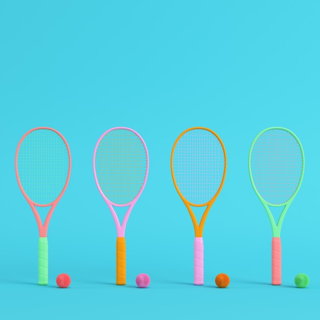 Coloridas raquetas de tenis con pelotas en azul brillante