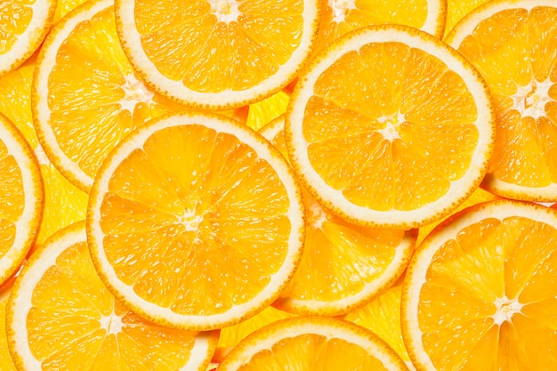 Coloridas rodajas de fruta naranja