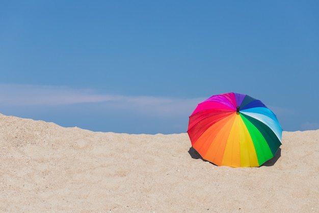 Coloridas sombrillas en la playa