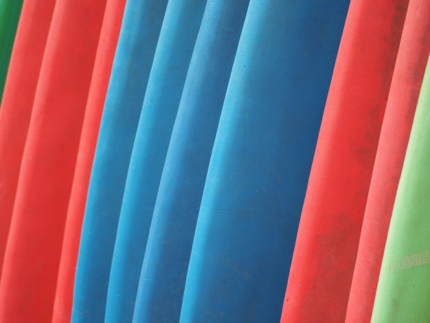 Coloridas tablas de surf en fila para alquilar