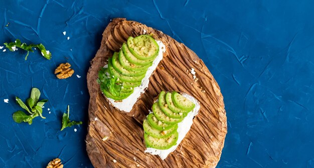 Coloridas tostadas de aguacate en pan de centeno con semillas de calabaza crujientes