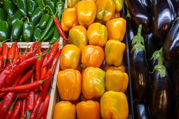 Coloridas verduras frescas en el mercado.