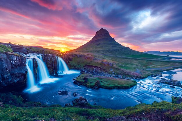 Foto el colorido amanecer en la cascada de kirkjufellsfoss