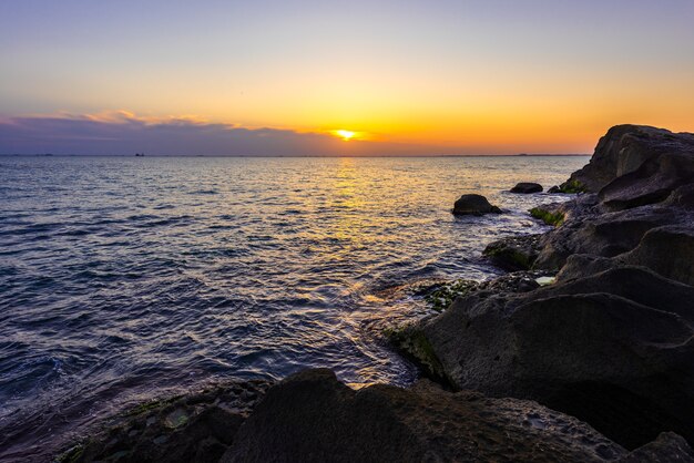 Colorido amanecer en la costa del mar