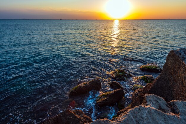 Colorido amanecer en la costa del mar