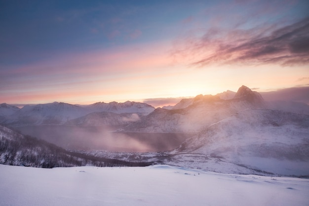 Colorido amanecer en la montaña nevada