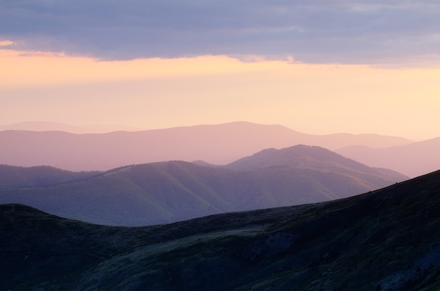 Colorido amanecer en las montañas. Paisaje de la mañana