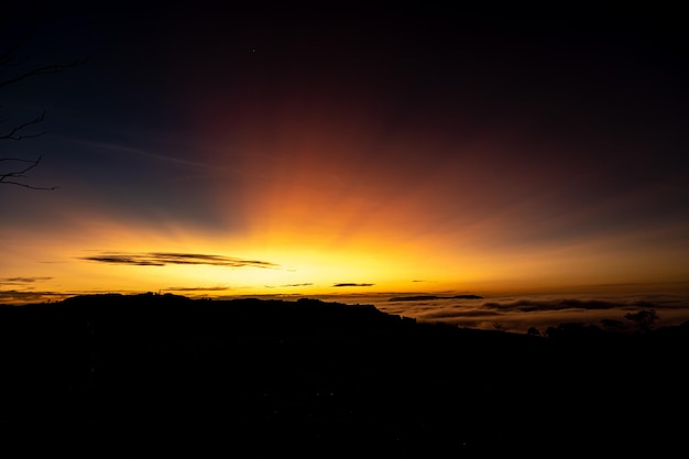 Colorido amanecer en el paisaje de montaña