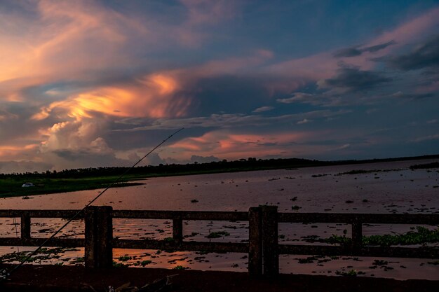 Colorido amanecer sobre el lago en la naturaleza