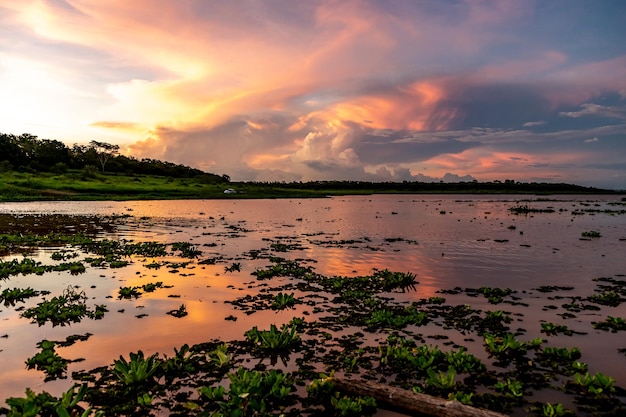 Colorido amanecer sobre el lago en la naturaleza