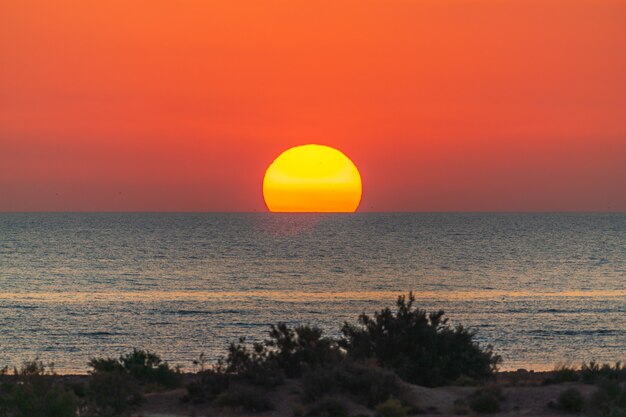 Colorido amanecer sobre el mar