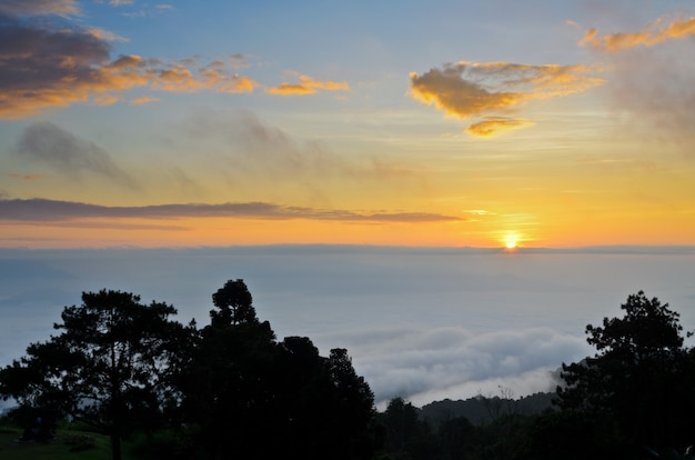 Colorido amanecer sobre las nubes desde la alta montaña en el mirador del parque nacional Huai Nam Dang en Chiang Mai y la provincia de Mae Hong Son de Tailandia