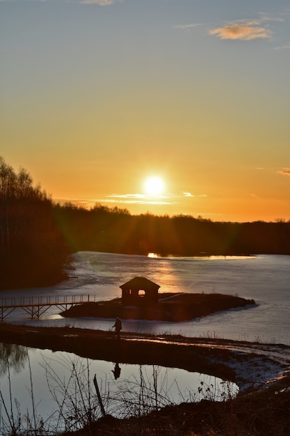 Colorido amanecer del sol sobre un hermoso lago