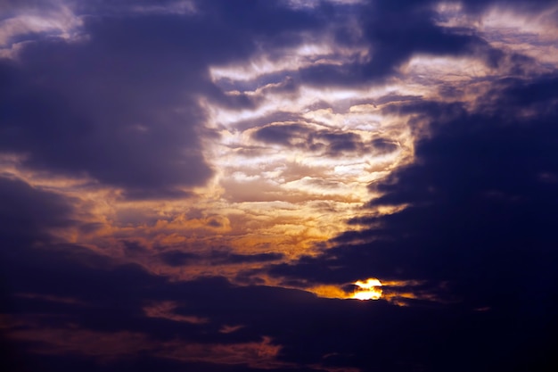 Colorido amarillo naranja y otros colores del cielo con nubes durante el atardecer o el amanecer