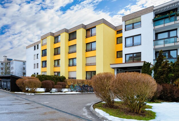 Colorido apartamento residencial moderno y exterior de edificio plano en Salzburgo, Austria. Nueva casa de lujo y complejo de viviendas de color amarillo. Ciudad Propiedad inmobiliaria y arquitectura de condominios.