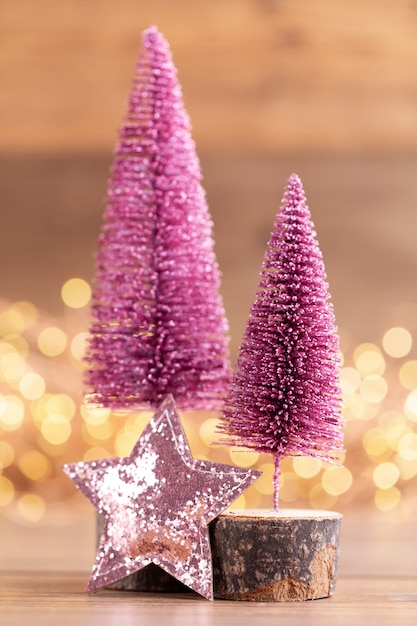 Colorido árbol de Navidad en mesa de madera