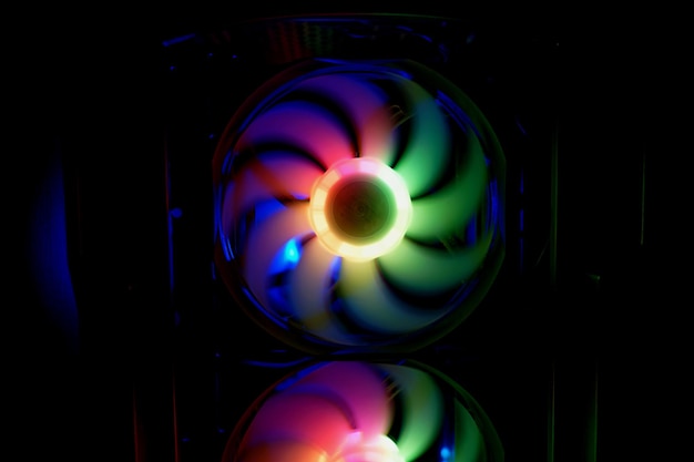 Colorido arco iris brillante led rgb ventilador de pc enfriador de caja de aire Chasis de computadora Concepto de tecnología de modificación de juegos y fondo de TI