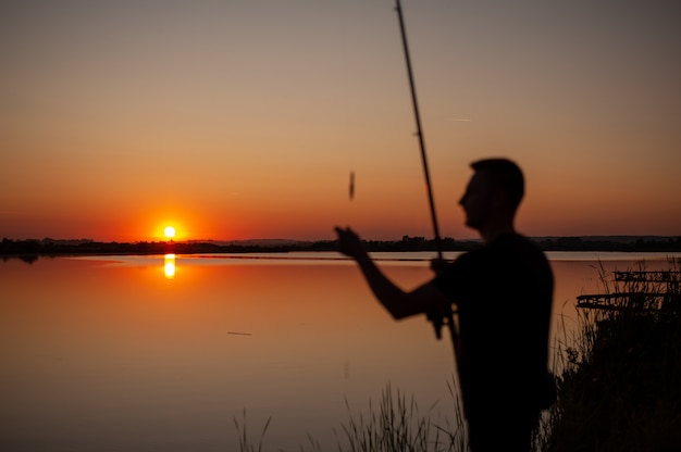 Colorido atardecer y actividad cerca del lago Pesca