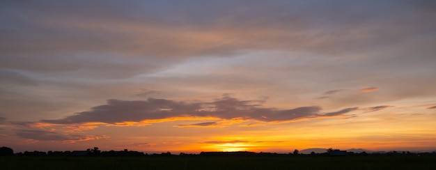 Colorido atardecer y amanecer con nubes. Color azul y naranja de la naturaleza. Muchas nubes blancas en el cielo azul. El clima es claro hoy. Puesta de sol en las nubes. El cielo es crepúsculo.