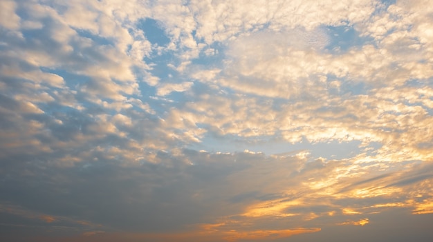 Colorido atardecer y amanecer con nubes. Color azul y naranja de la naturaleza. Muchas nubes blancas en el cielo azul. El clima es claro hoy. Puesta de sol en las nubes. El cielo es crepúsculo.